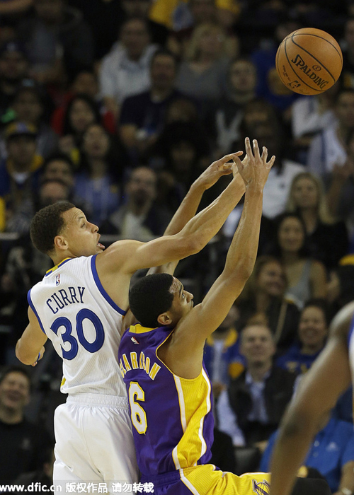 埃因霍温训练开放日;集结日外线爆发引欢呼;NBA常规赛在即;心理建设被强调 埃因霍温训练开放日;集结日外线爆发引欢呼;NBA常规赛在即;心理建设被强调