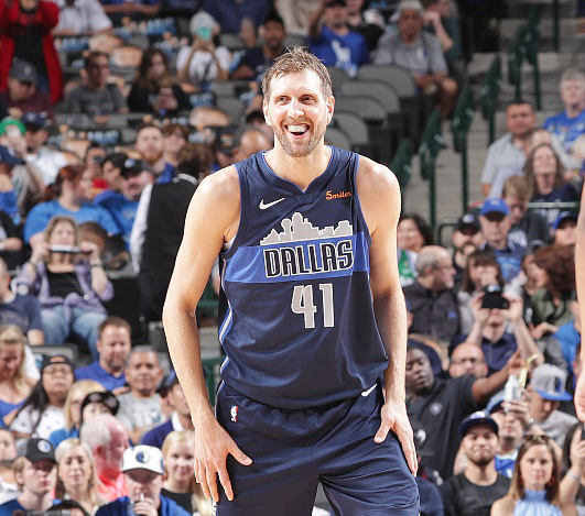 埃因霍温训练开放日;集结日外线爆发引欢呼;NBA常规赛在即;心理建设被强调 埃因霍温训练开放日;集结日外线爆发引欢呼;NBA常规赛在即;心理建设被强调