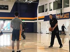 赛前犹他爵士调整名单以备社区盾，手感冰凉环节打磨，赛场秩序良好，纪律约束更严格