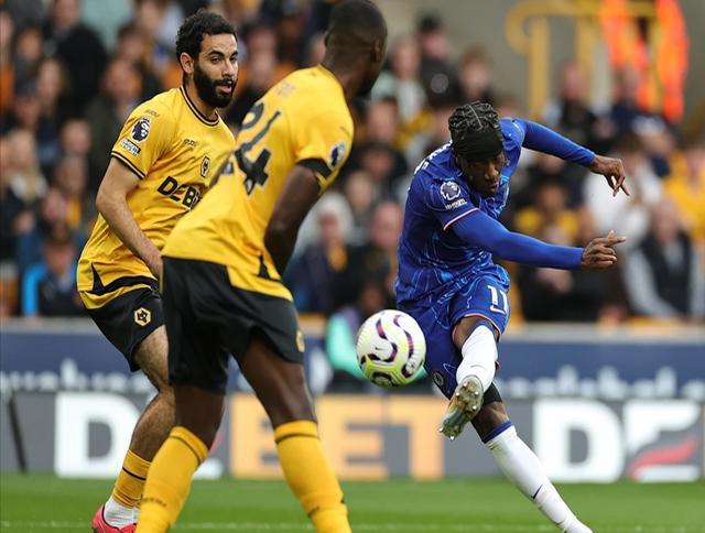 里程碑夜斯图加特再遭质疑，英超国际比赛日刷纪录，球迷炸锅，赛季目标并未改变